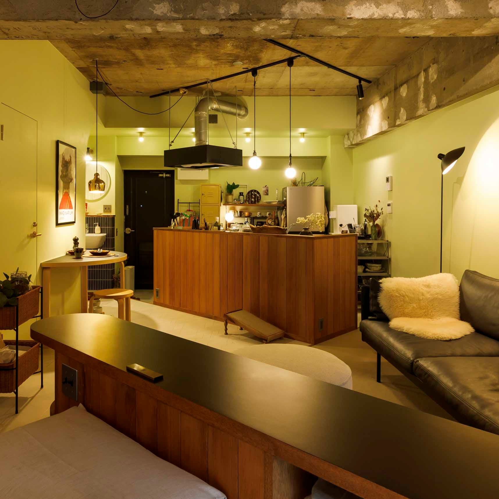 中古マンションのリノベーション後のベッドから見たキッチン