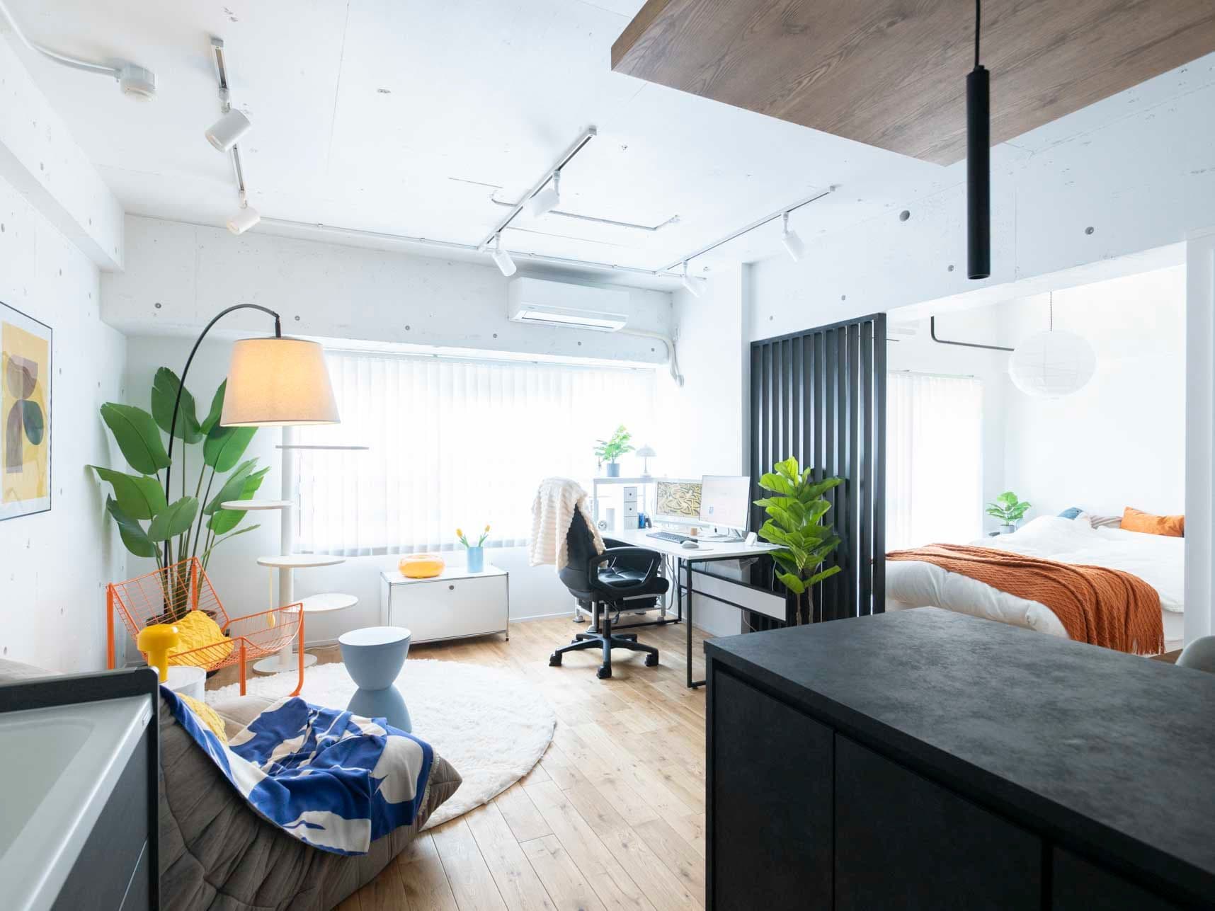 中古マンションのリノベーション後のキッチンから見たリビング