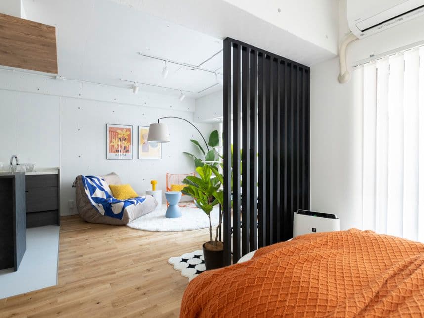 中古マンションのリノベーション後の寝室から見たリビング