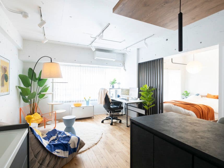 中古マンションのリノベーション後のキッチンから見たリビングと照明