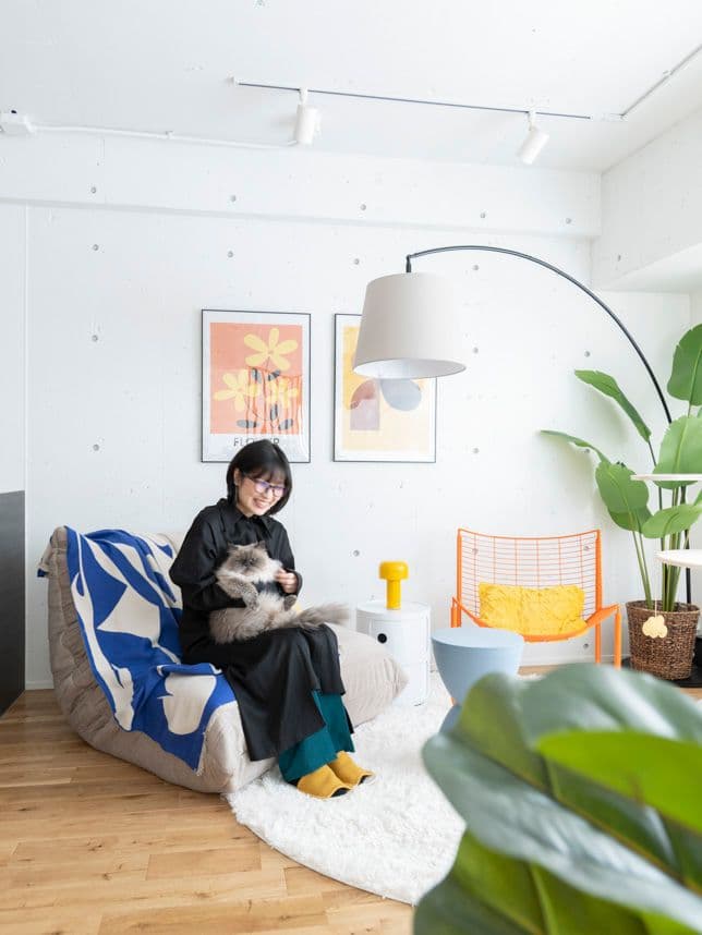 中古マンションのリノベーション後のリビングにいる女性