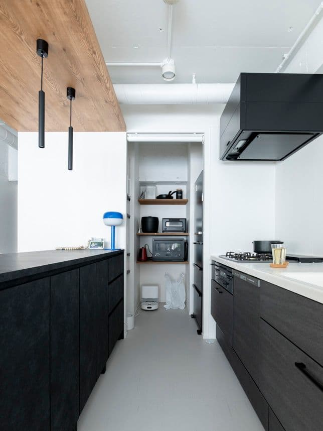 中古マンションのリノベーション後のキッチンとパントリー