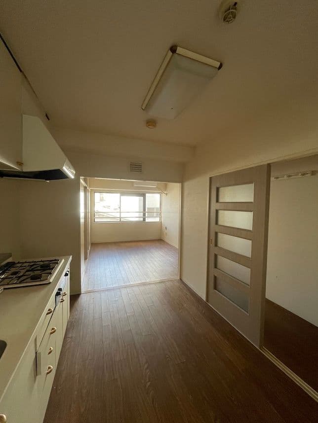 中古マンションのリノベーション前のキッチンから見た室内