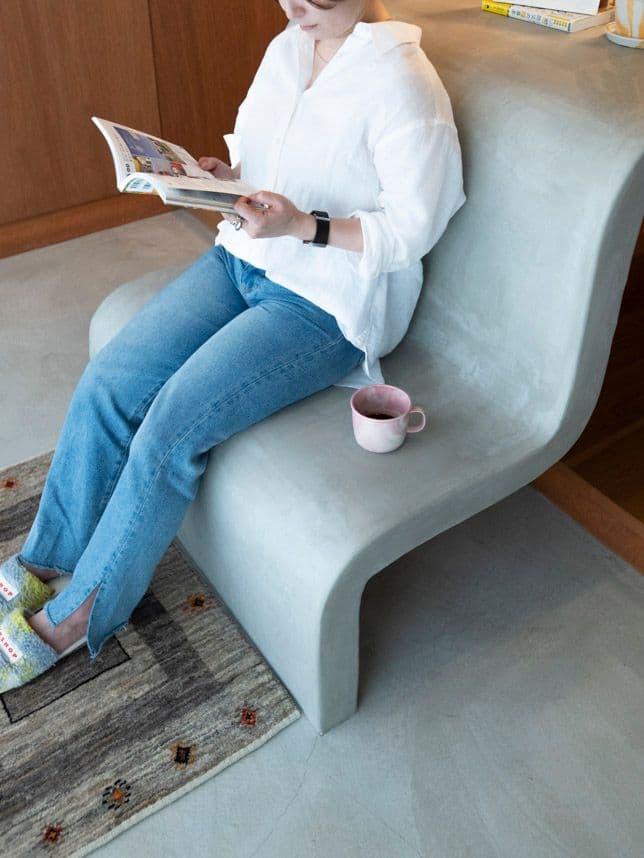 中古マンションのリノベーション後のキッチンから続くベンチ