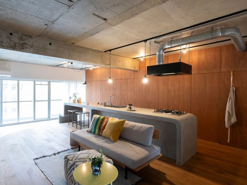 中古マンションのリノベーション後のリビングから見たキッチン