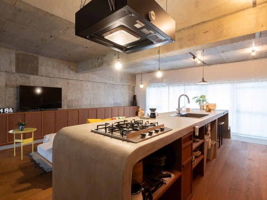 中古マンションのリノベーション後のキッチンから見たリビング