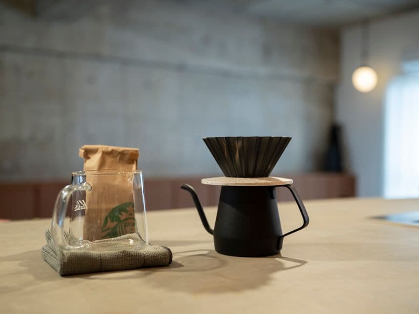 中古マンションのリノベーション後のキッチンに置いたコーヒー