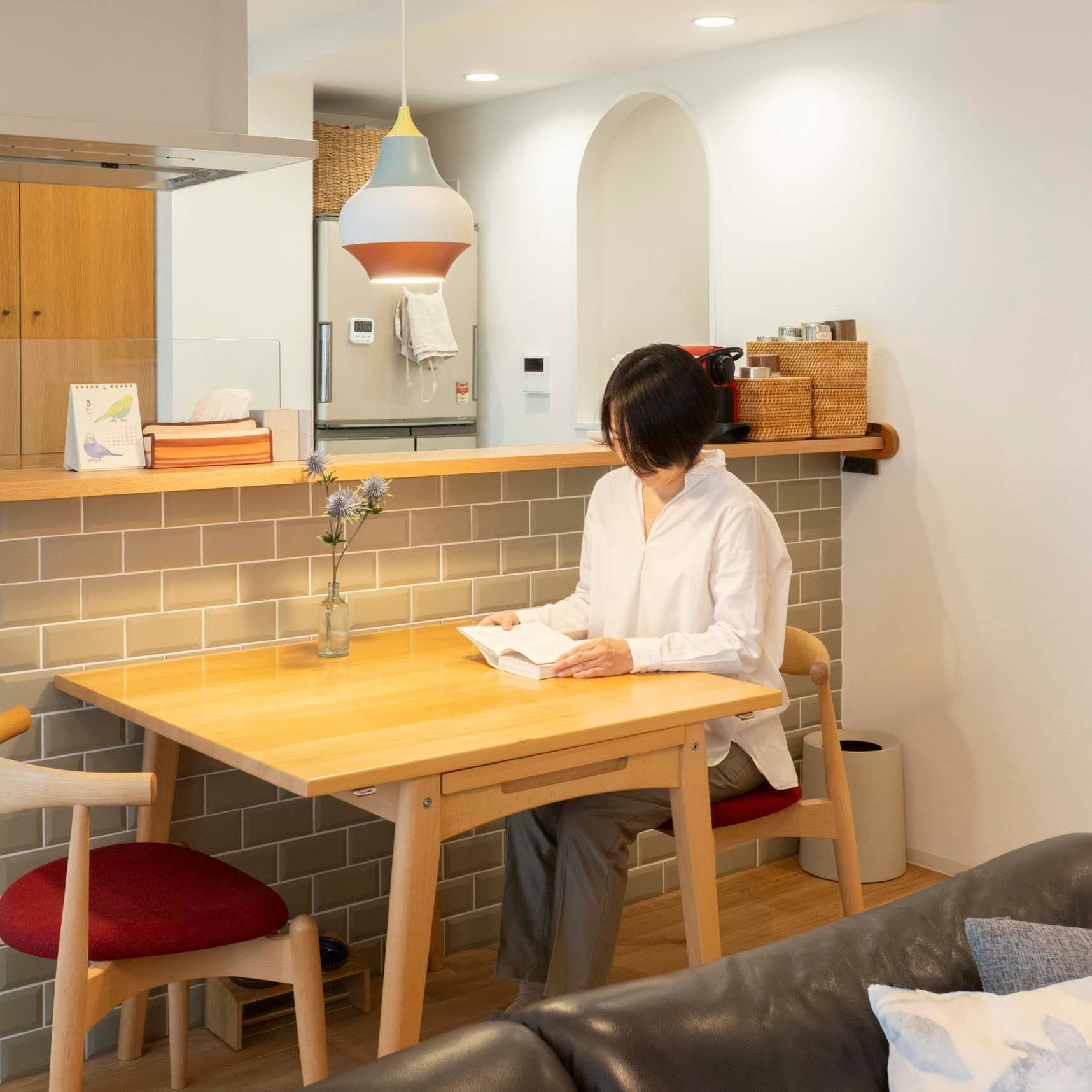 中古マンションのリノベーション後のダイニングにいる女性