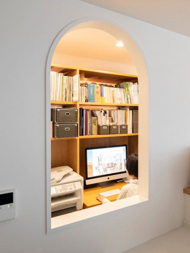 中古マンションのリノベーション後のキッチンから見た書斎