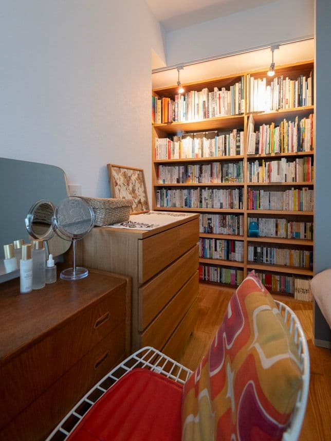 中古マンションのリノベーション後の寝室から見た本棚