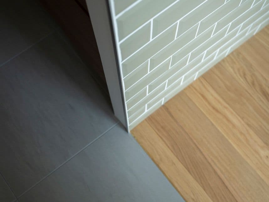 中古マンションのリノベーション後のキッチンのタイル