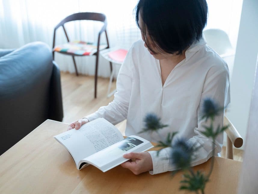 中古マンションのリノベーション後のダイニングにいる女性