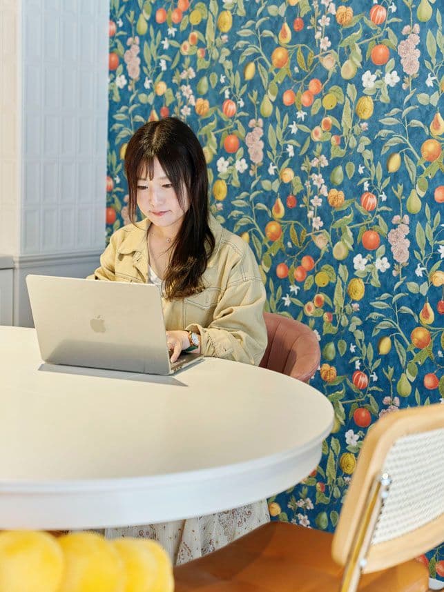 中古マンションのリノベーション後のダイニングにいる女性