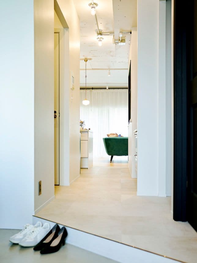 中古マンションのリノベーション後の玄関と廊下