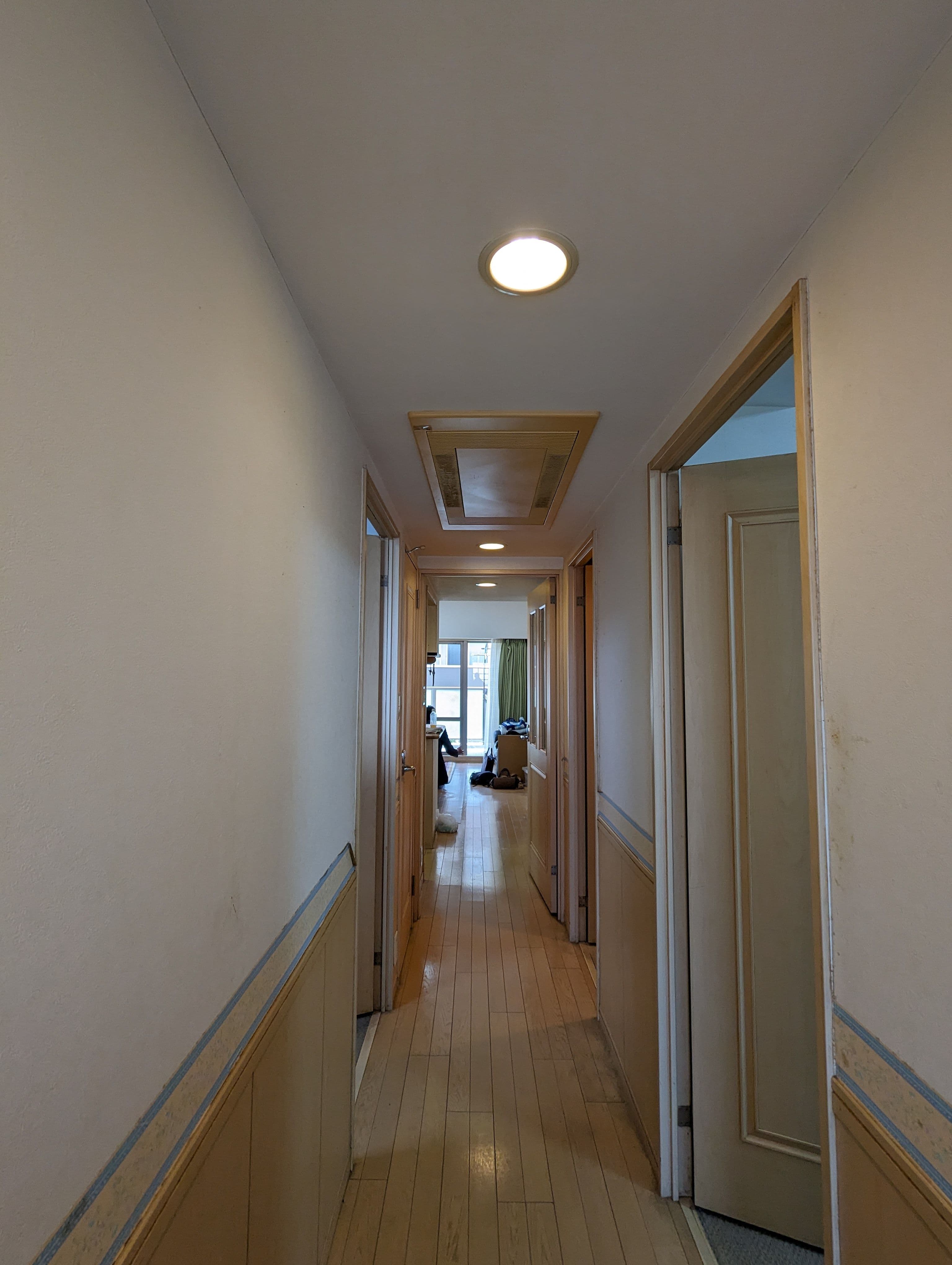 中古マンションのリノベーション前の廊下