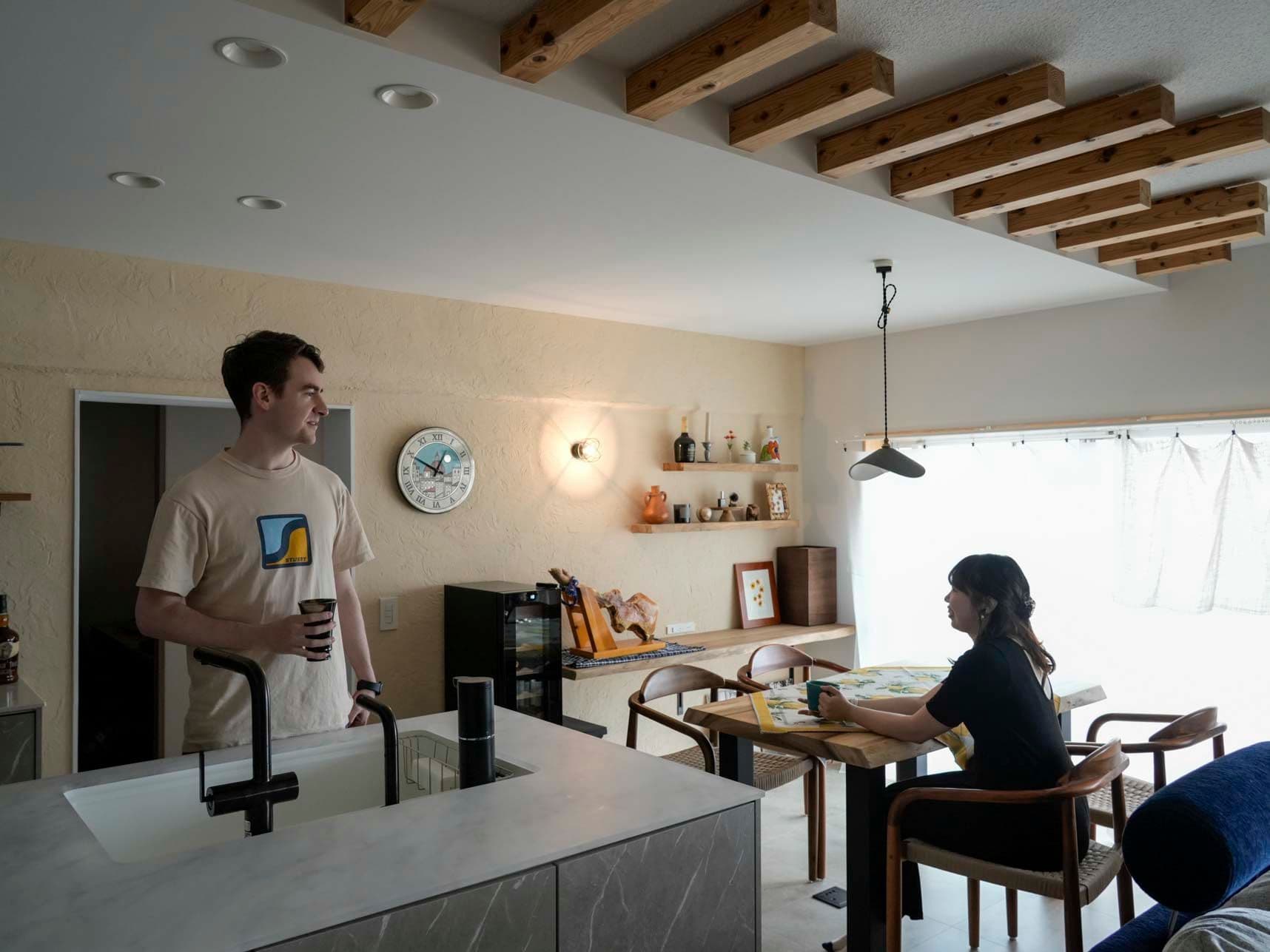 リノベーション後のダイニングキッチンにいる夫婦