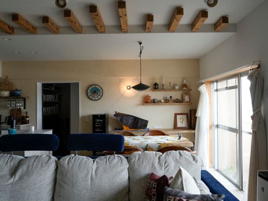 リノベーション後のリビングから見たダイニング