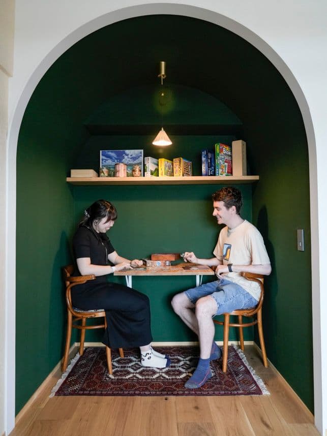 リノベーション後のヌックにいる夫婦