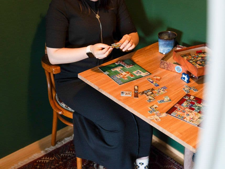 リノベーション後のヌックにいる女性の手元