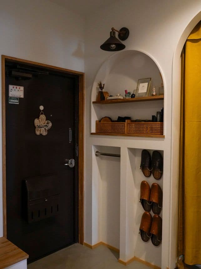 リノベーション後の玄関のニッチ棚