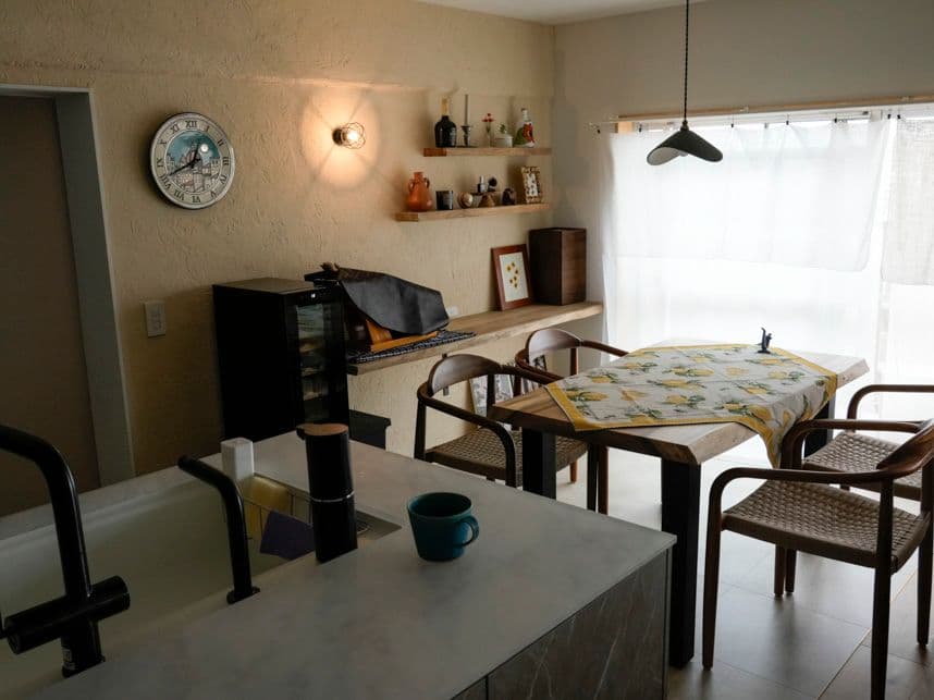 リノベーション後のキッチン越しのダイニング