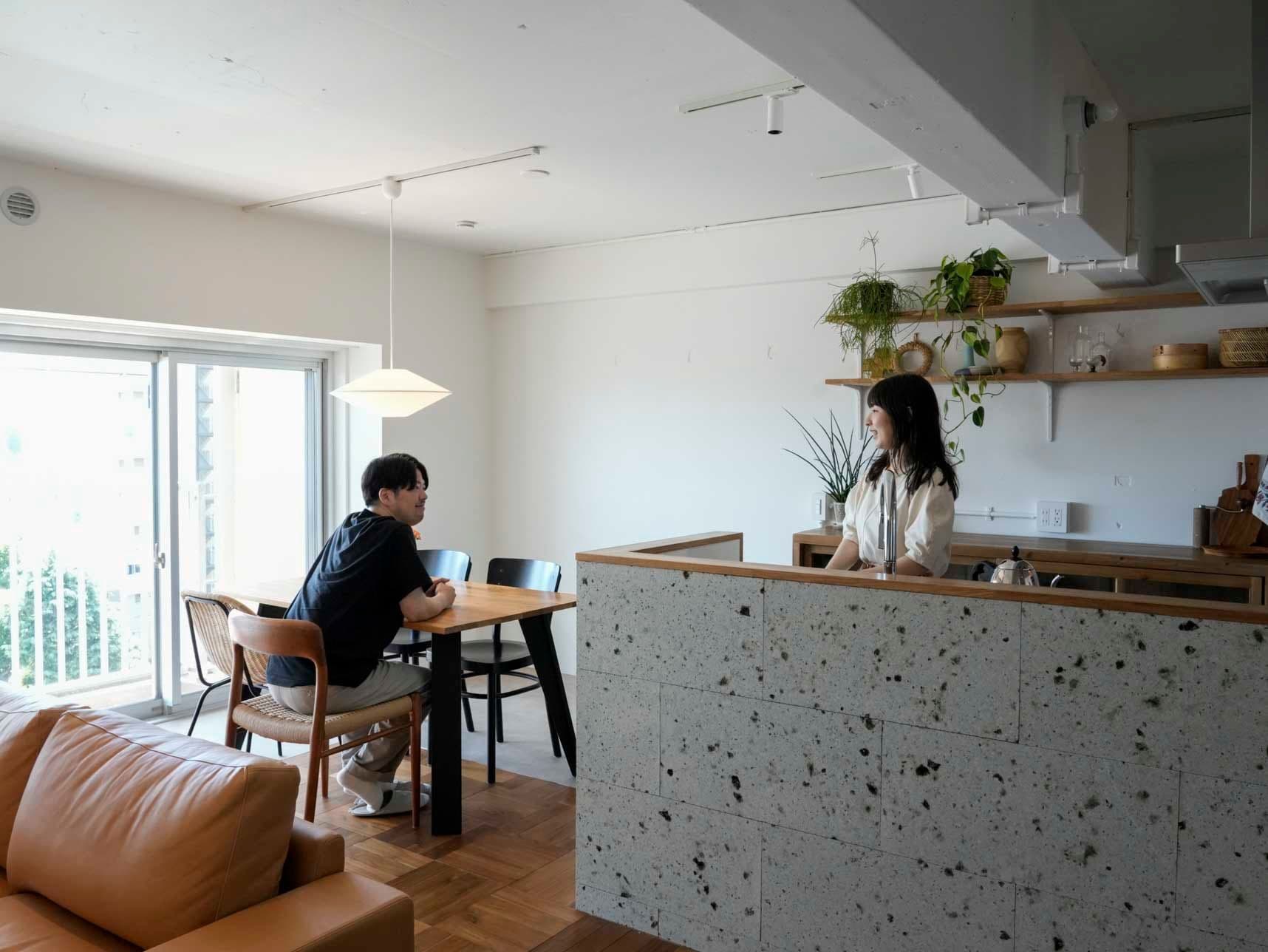 中古マンションのリノベーション後のダイニングキッチンにいる夫婦