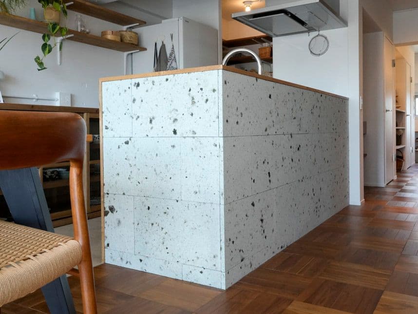 中古マンションのリノベーション後のキッチンの腰壁