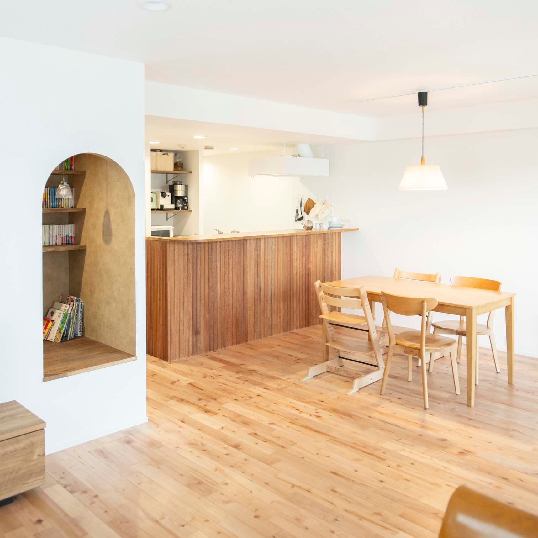 中古マンションのリノベーション後のヌックとダイニングキッチン