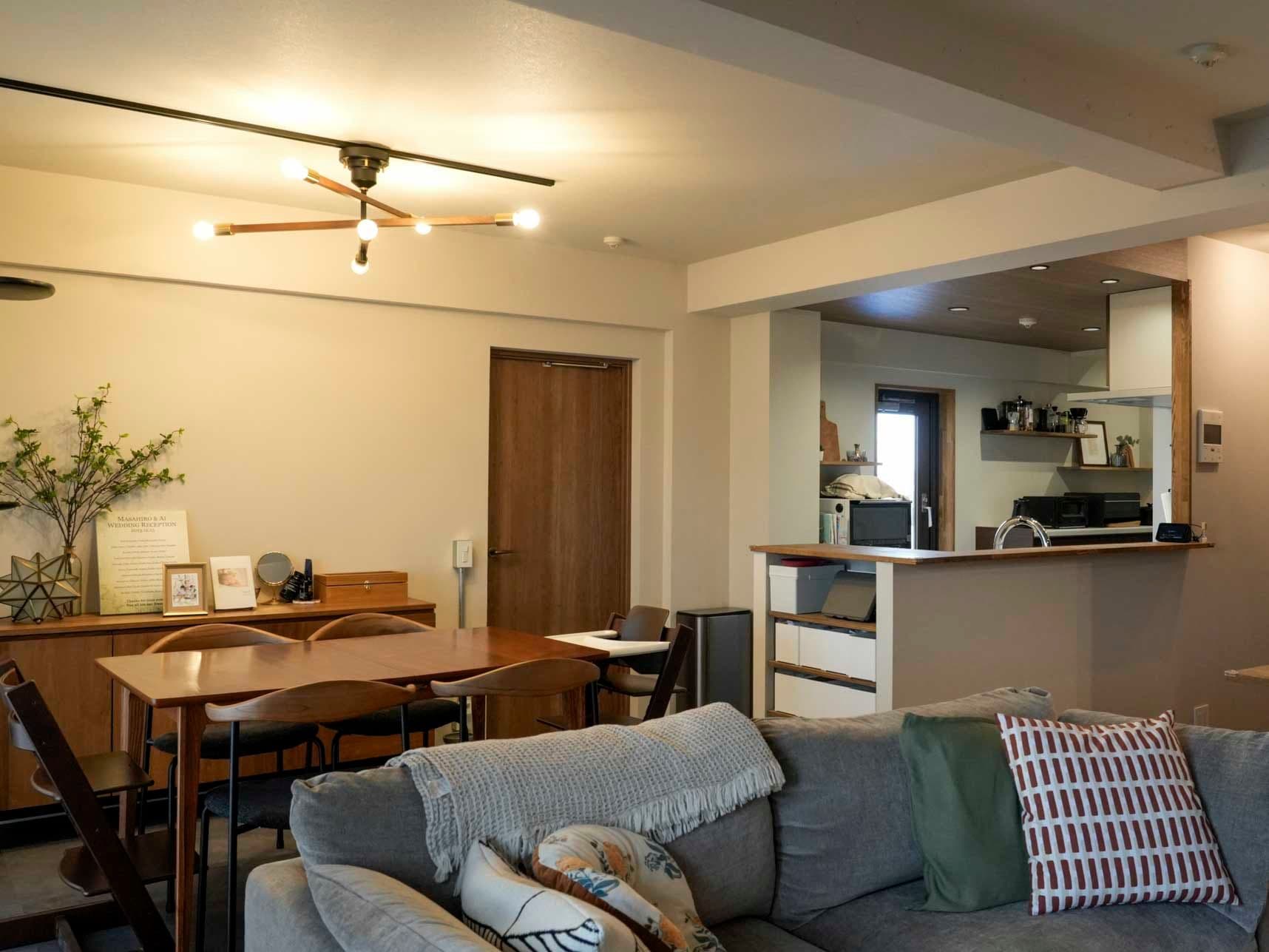 中古マンションのリノベーション前のリビングから見たダイニングキッチン