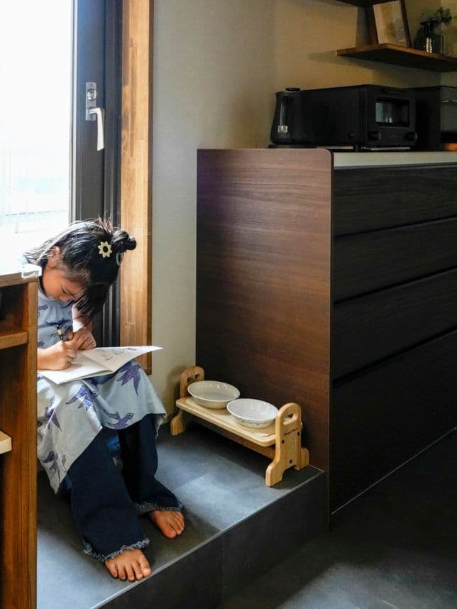 中古マンションのリノベーション前のキッチンから続くバルコニーの動線