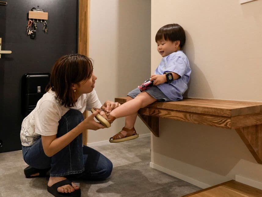 中古マンションのリノベーション前の玄関のベンチ