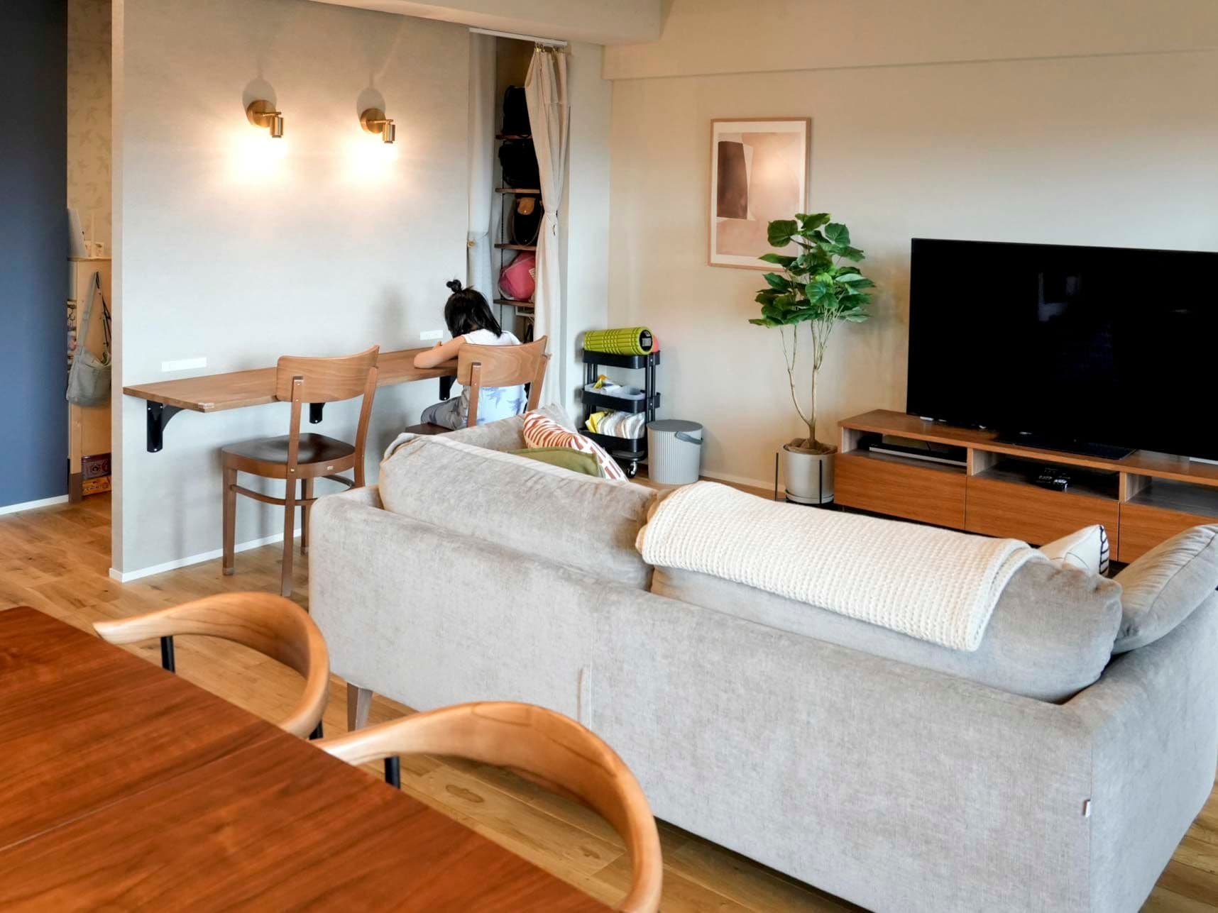 中古マンションのリノベーション前のダイニングから見たリビング