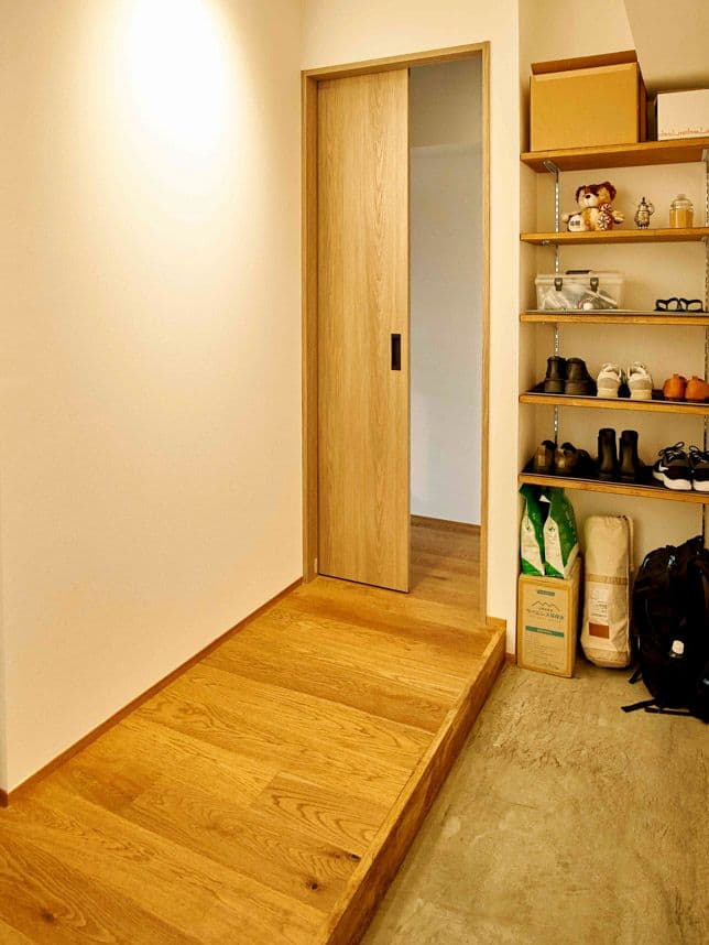 中古マンションのリノベーション後の玄関から見た廊下