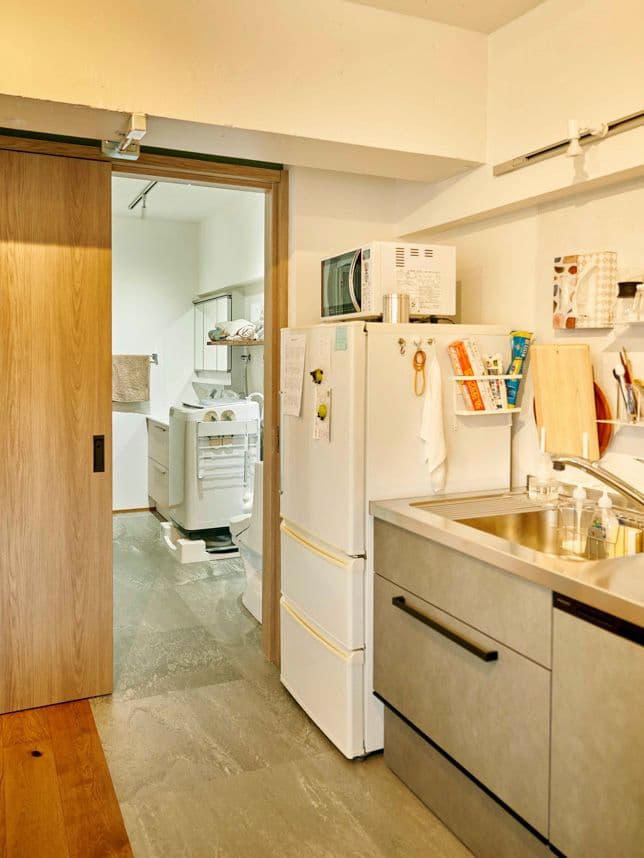 中古マンションのリノベーション後のキッチンから見たサニタリー