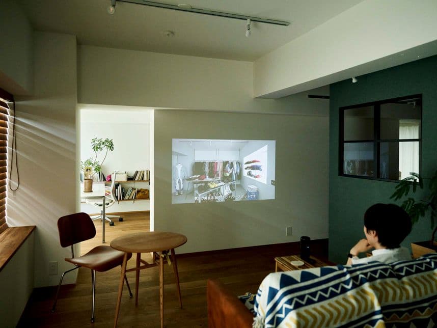 中古マンションのリノベーション後のリビングにいる女性