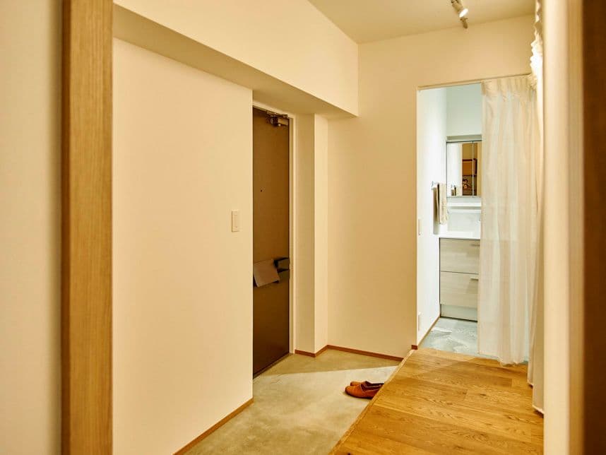 中古マンションのリノベーション後の玄関と洗面室