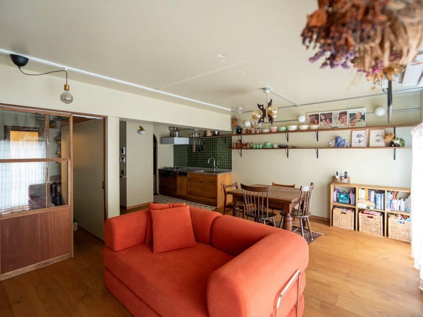 中古マンションのリノベーション後のリビングから見たダイニングキッチン