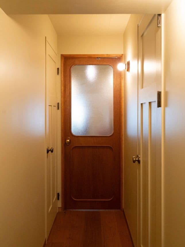 中古マンションのリノベーション後の廊下とドア