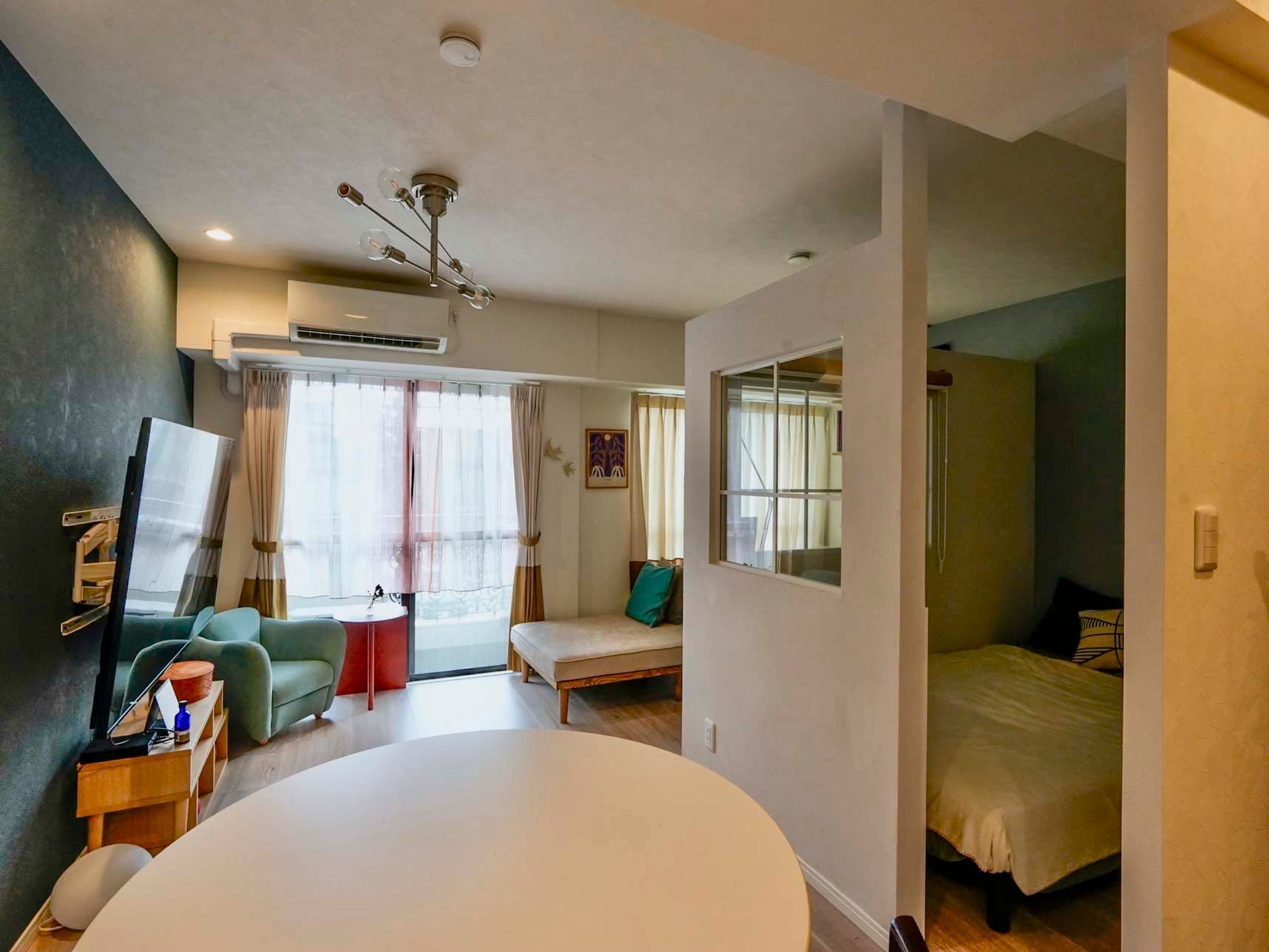 中古マンションのリノベーション後のダイニングから見たリビング