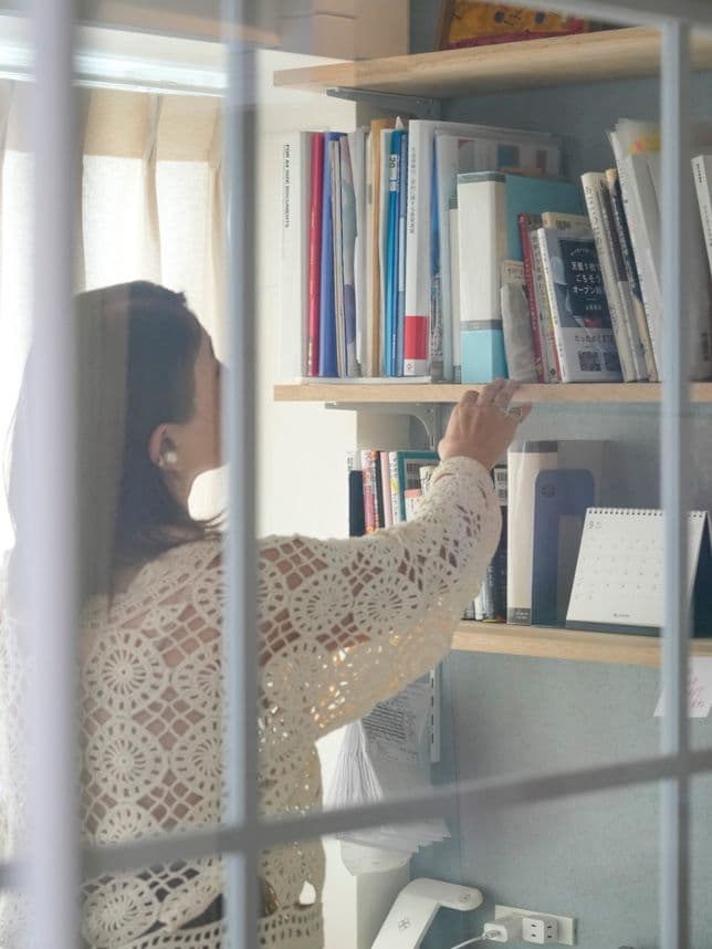 中古マンションのリノベーション後の窓越しの女性