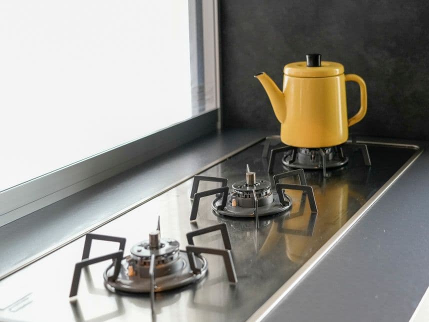 中古マンションのリノベーション後のキッチンのコンロ