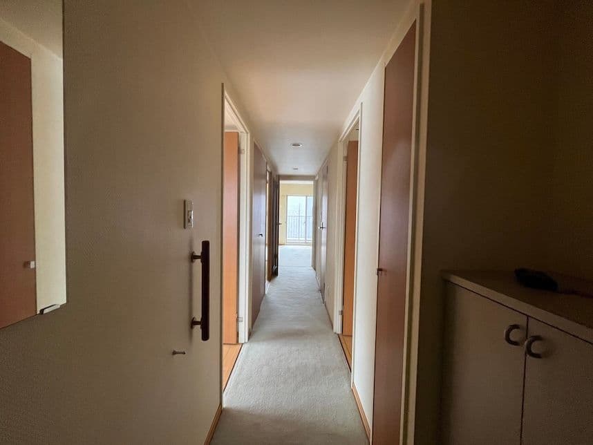 中古マンションのリノベーション前の廊下