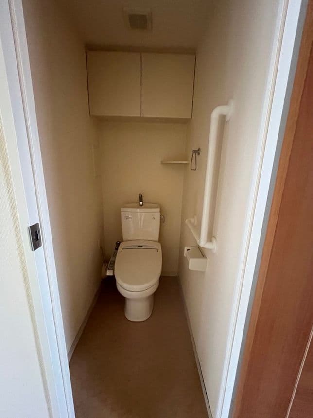 中古マンションのリノベーション前のトイレ