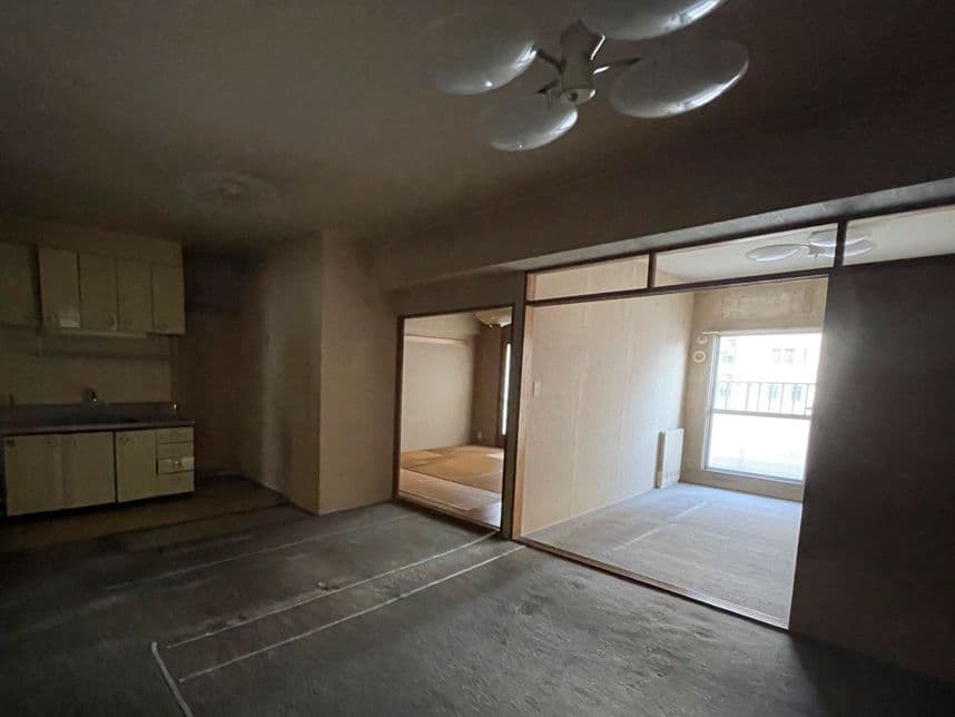 中古マンションのリノベーション前のキッチンと洋和室