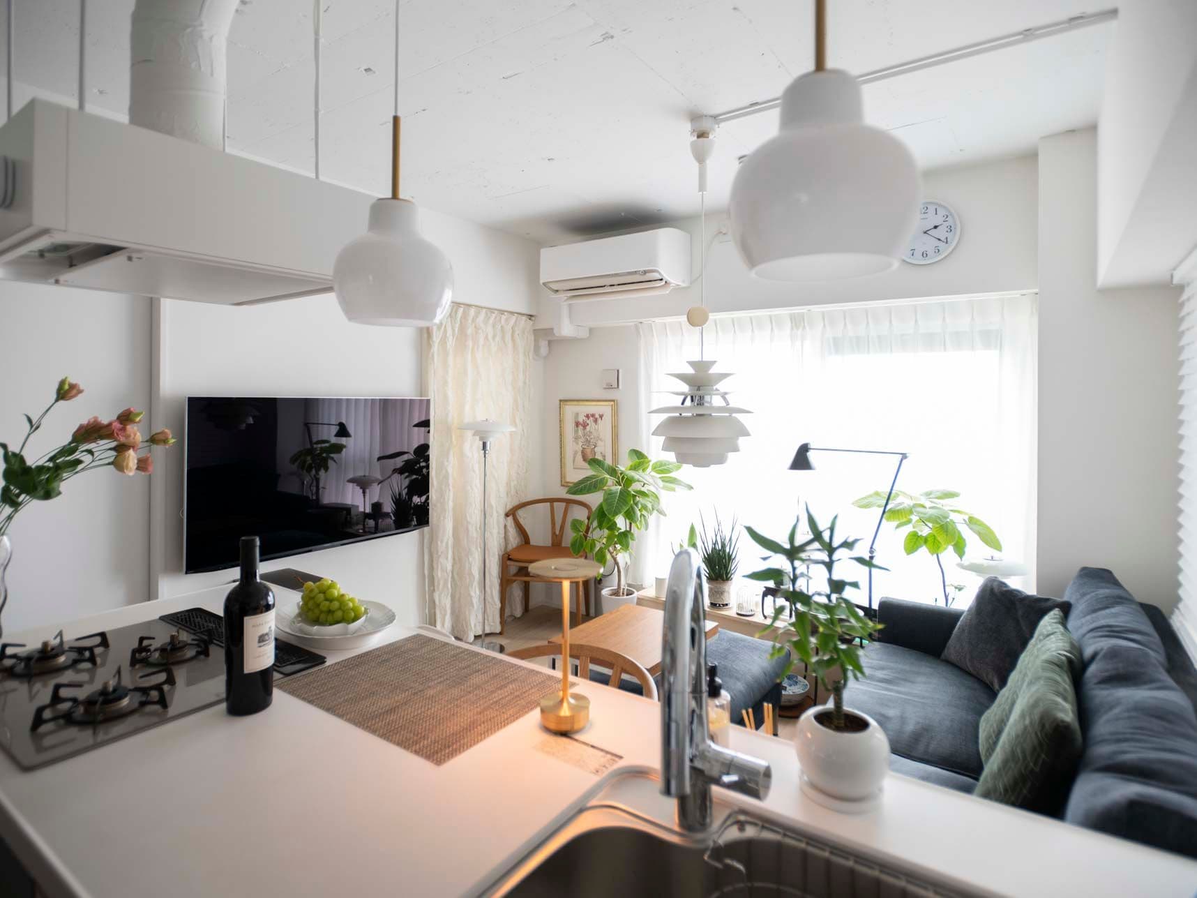 中古マンションのリノベーション後のキッチンから見たリビング