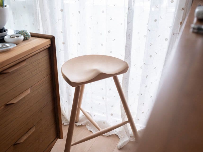 中古マンションのリノベーション後の寝室のスツール