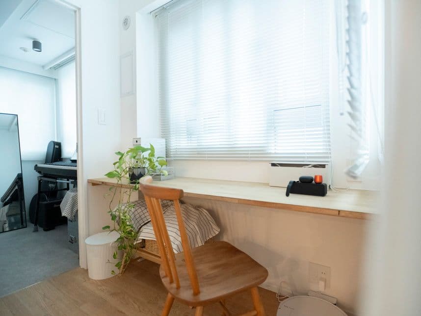 中古マンションのリノベーション後のリビングの窓辺のデスク