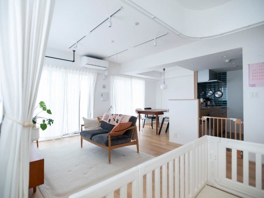 中古マンションのリノベーション後のキッズスペースから見たリビング