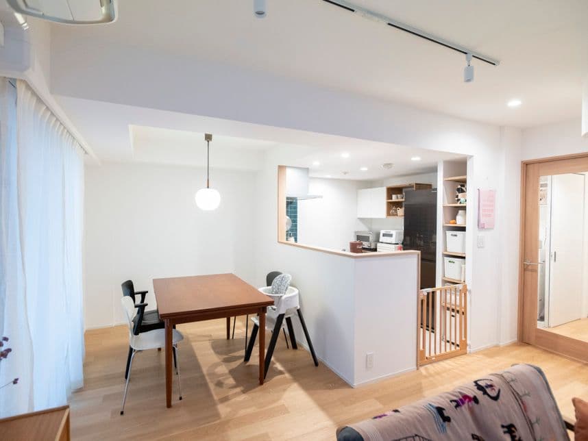 中古マンションのリノベーション後のリビングから見たダイニング