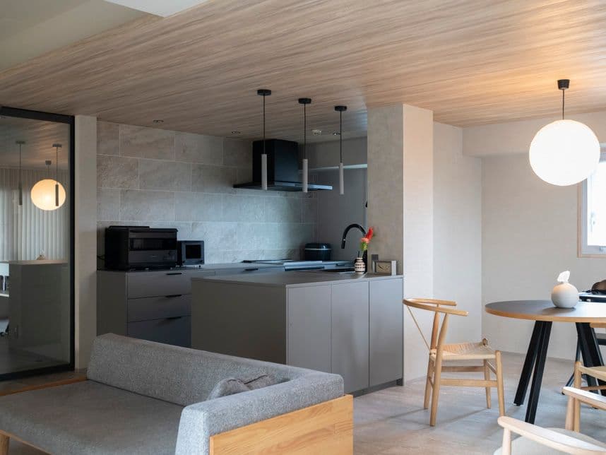 中古マンションのリノベーション後のリビングから見たキッチン